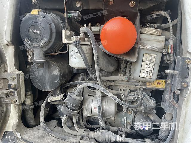 回轉(zhuǎn)馬達和主控閥(整機外觀) 回轉(zhuǎn)馬達和主控閥(整機外觀)