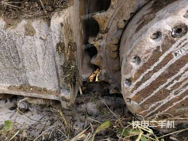 左驅(qū)動輪（行走機構(gòu)）