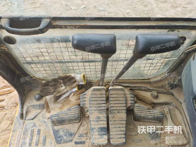 行走控制手柄和踏板?俯拍（駕駛室部分）