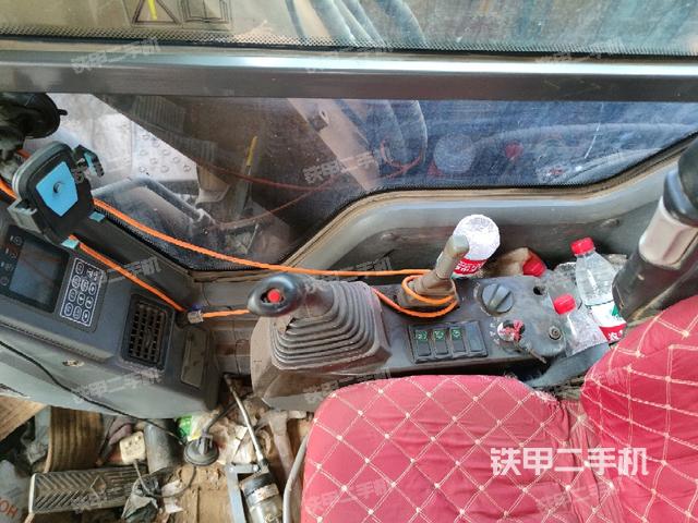 座椅右側(cè)控制臺/鑰匙門/油門/含右手柄(駕駛室部分) 座椅右側(cè)控制臺/鑰匙門/油門/含右手柄(駕駛室部分)