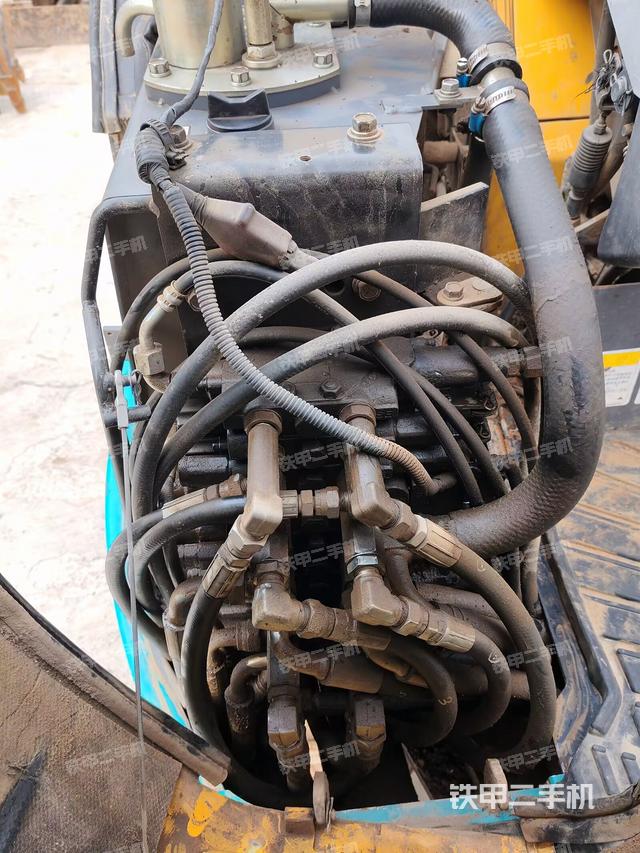 回轉(zhuǎn)馬達(dá)和主控閥（整機(jī)外觀）