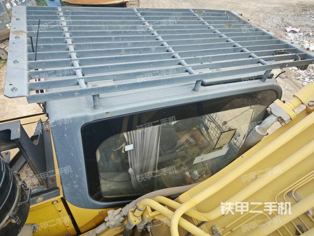 駕駛室頂部(整機(jī)外觀(guān)) 駕駛室頂部(整機(jī)外觀(guān))