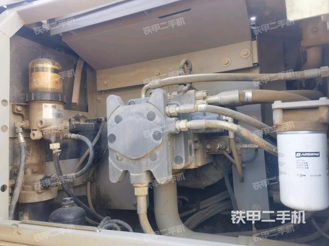 液壓泵艙室正面整體（整機外觀）