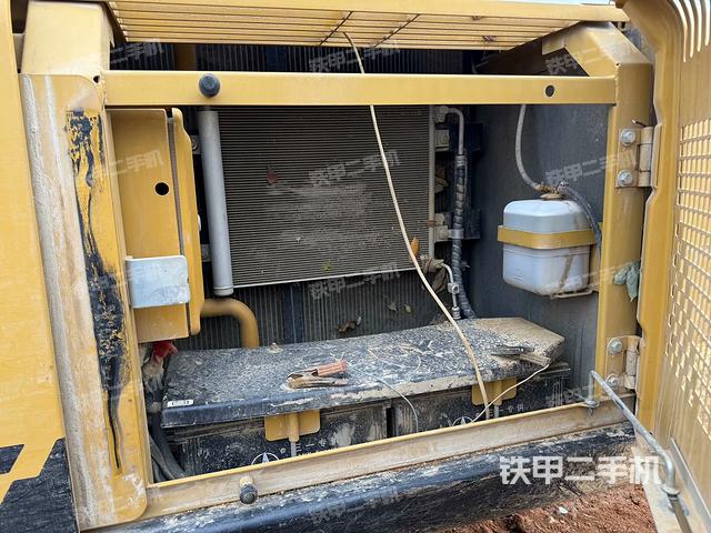 散熱器正面(大件艙室) 散熱器正面(大件艙室)