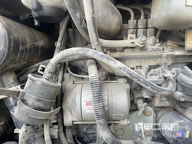 液壓泵艙室正面整體(整機外觀) 液壓泵艙室正面整體(整機外觀)