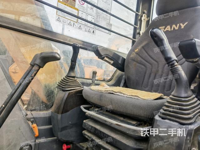 駕駛室整體(整機(jī)外觀) 駕駛室整體(整機(jī)外觀)