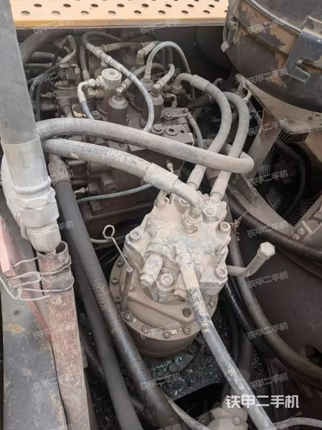 回轉(zhuǎn)馬達(dá)和主控閥(整機(jī)外觀) 回轉(zhuǎn)馬達(dá)和主控閥(整機(jī)外觀)