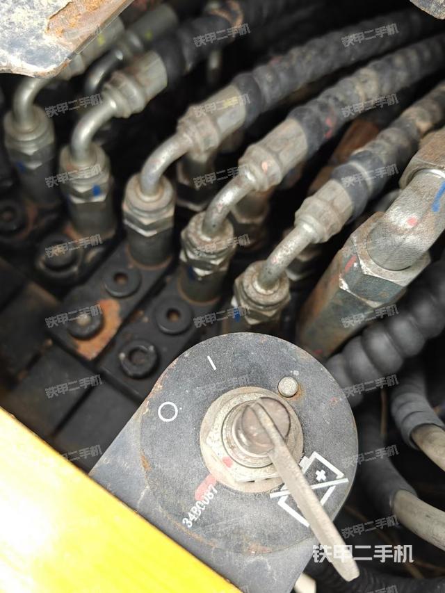 回轉(zhuǎn)馬達(dá)和主控閥（整機(jī)外觀）