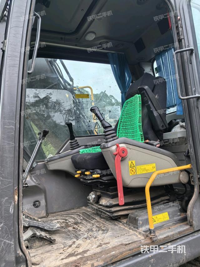 行走控制手柄和踏板?俯拍（駕駛室部分）