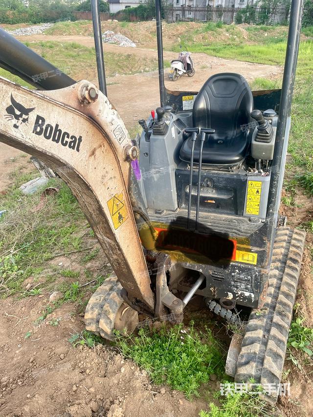 駕駛室頂部(整機外觀) 駕駛室頂部(整機外觀)