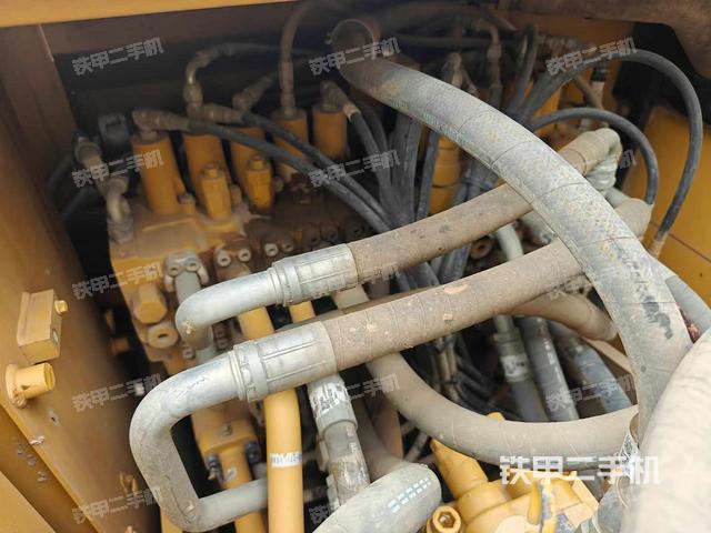 回轉(zhuǎn)馬達(dá)和主控閥（整機(jī)外觀）