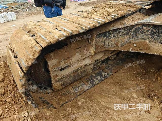 單側(cè)履帶整體(整機(jī)外觀) 單側(cè)履帶整體(整機(jī)外觀)