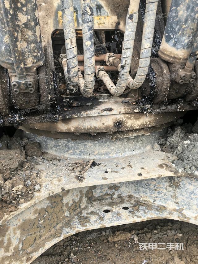 轉(zhuǎn)盤和下車架正前（工作和回轉(zhuǎn)裝置）