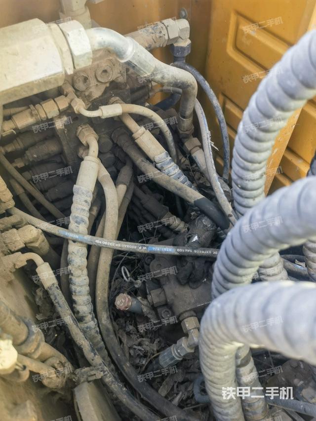 回轉(zhuǎn)馬達(dá)和主控閥（整機(jī)外觀）