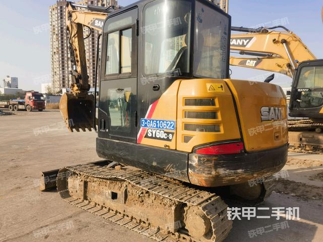 駕駛室頂部（整機外觀）