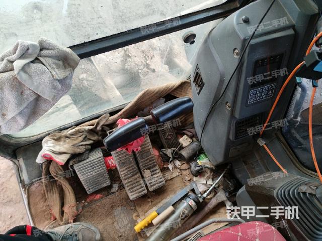 行走控制手柄和踏板?俯拍(駕駛室部分) 行走控制手柄和踏板?俯拍(駕駛室部分)