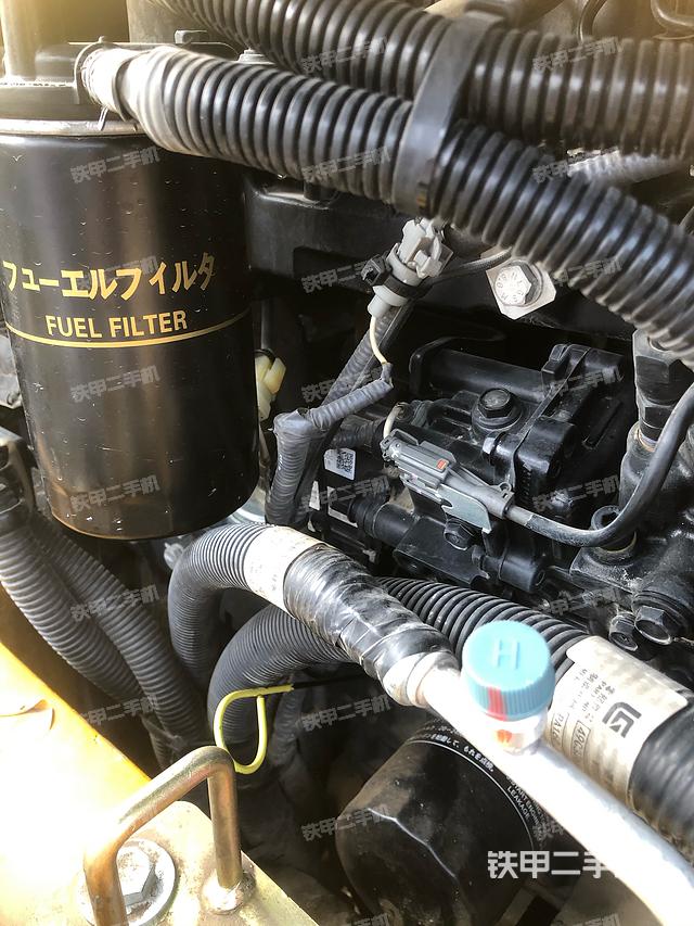 液壓泵艙室正面整體（整機外觀）