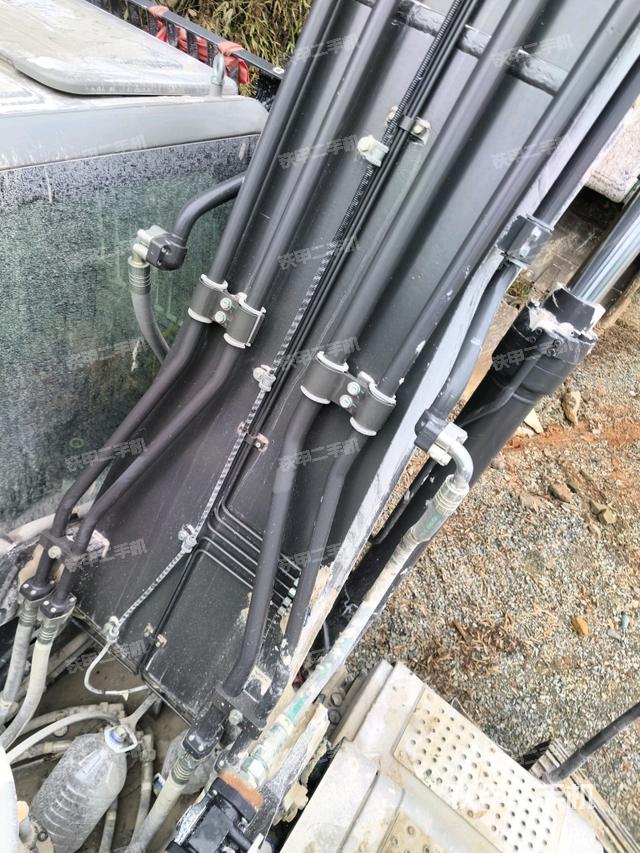 大臂油缸整体 竖拍(工作和回转装置) 大臂油缸整体 竖拍(工作和回转装置)