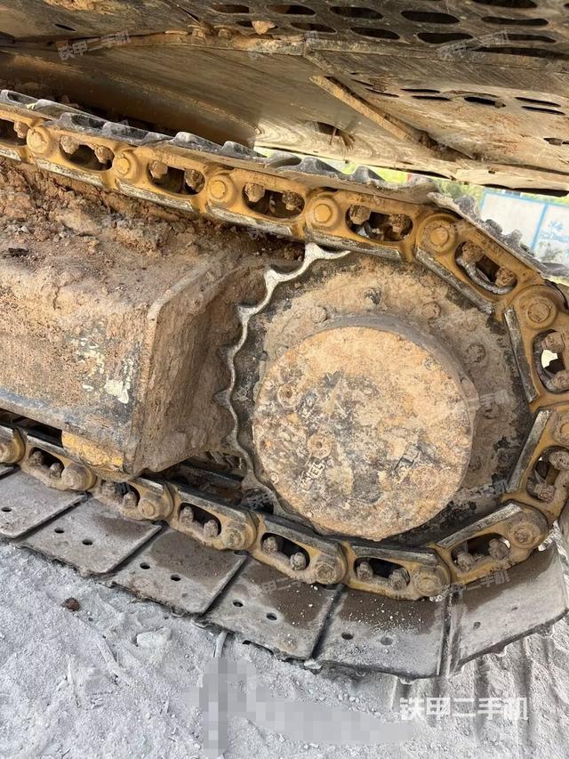 單側(cè)履帶整體(整機(jī)外觀) 單側(cè)履帶整體(整機(jī)外觀)