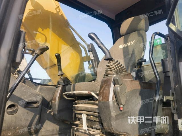 駕駛室整體(整機(jī)外觀) 駕駛室整體(整機(jī)外觀)