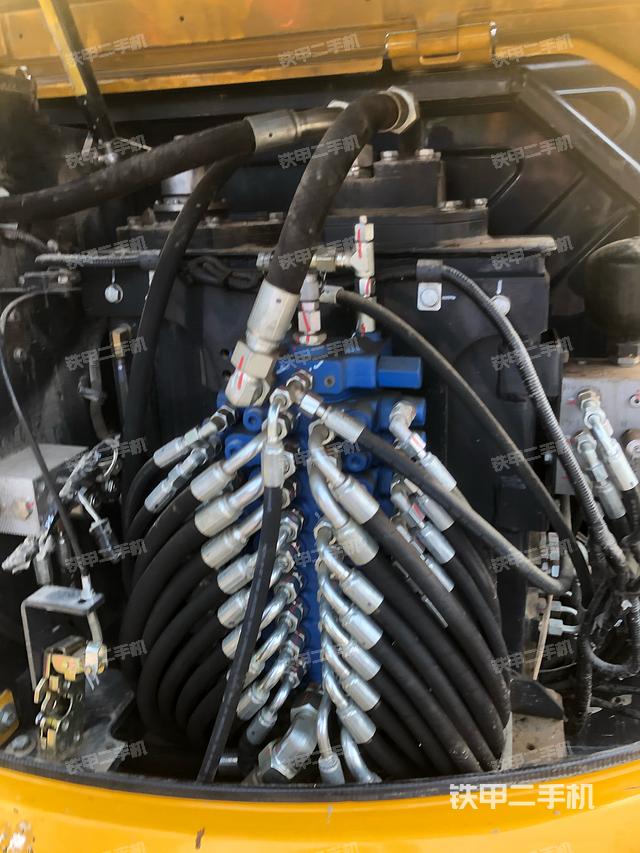 回轉(zhuǎn)馬達(dá)和主控閥（整機外觀）