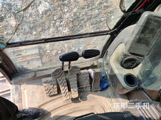 行走控制手柄和踏板?俯拍（駕駛室部分）
