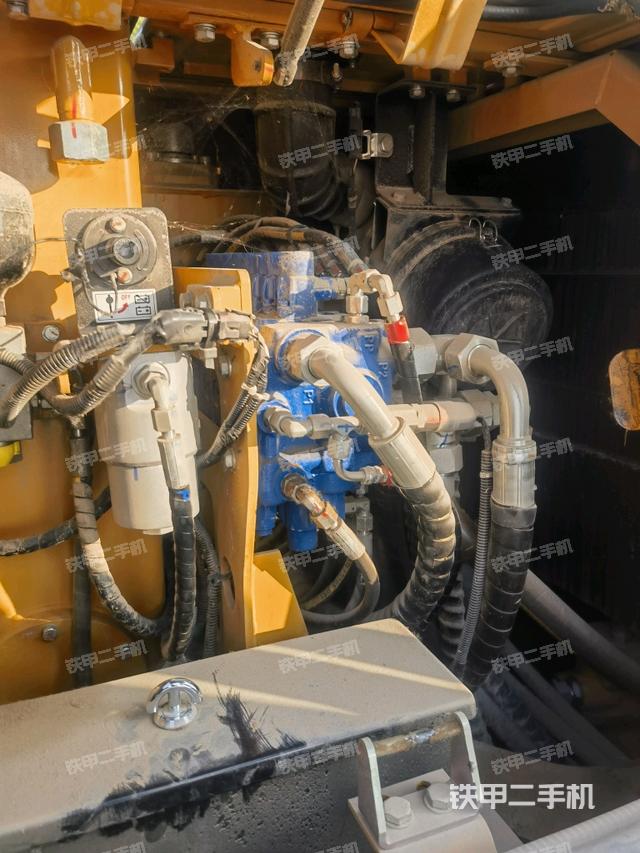 回轉(zhuǎn)馬達(dá)和主控閥（整機(jī)外觀）