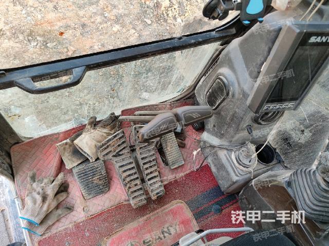 行走控制手柄和踏板?俯拍（駕駛室部分）