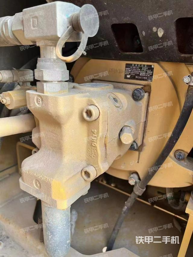 液壓泵艙室正面整體(整機外觀) 液壓泵艙室正面整體(整機外觀)