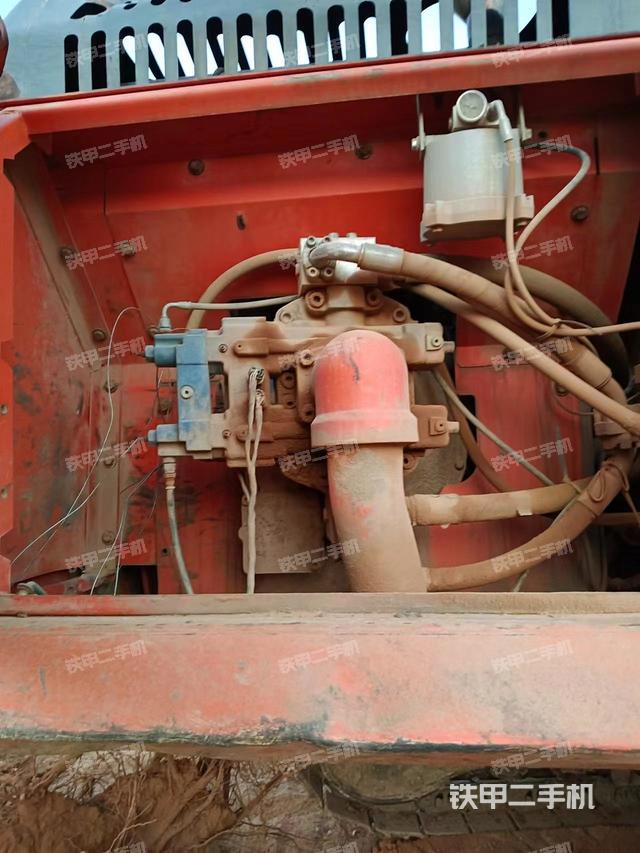 液壓泵艙室正面整體(整機外觀) 液壓泵艙室正面整體(整機外觀)