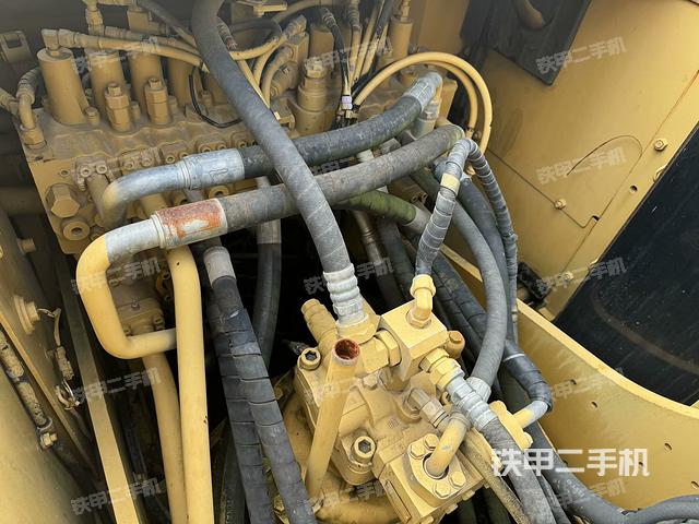 回轉馬達和主控閥（整機外觀）