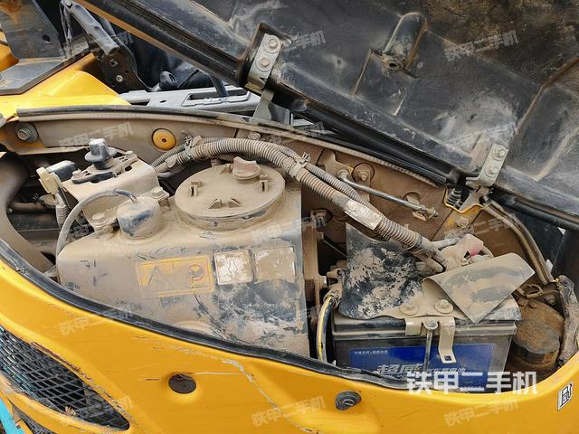 回轉(zhuǎn)馬達(dá)和主控閥（整機(jī)外觀）