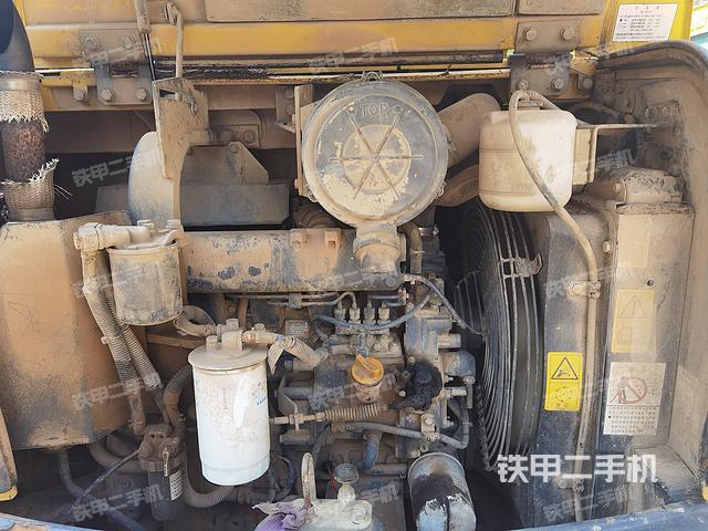 液壓泵艙室正面整體（整機(jī)外觀）