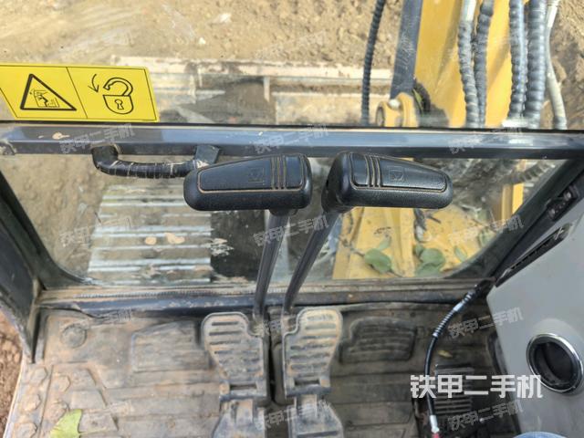 行走控制手柄和踏板?俯拍（駕駛室部分）