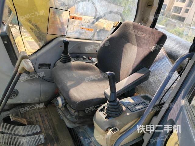 行走控制手柄和踏板?俯拍(駕駛室部分) 行走控制手柄和踏板?俯拍(駕駛室部分)