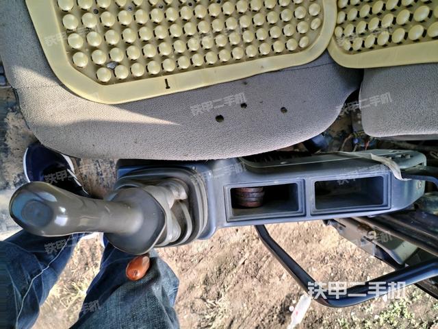 座椅左側(cè)控制臺/音響/含左手柄（駕駛室部分）