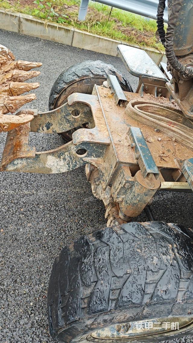 轉盤和下車架正前(工作和回轉裝置) 轉盤和下車架正前(工作和回轉裝置)