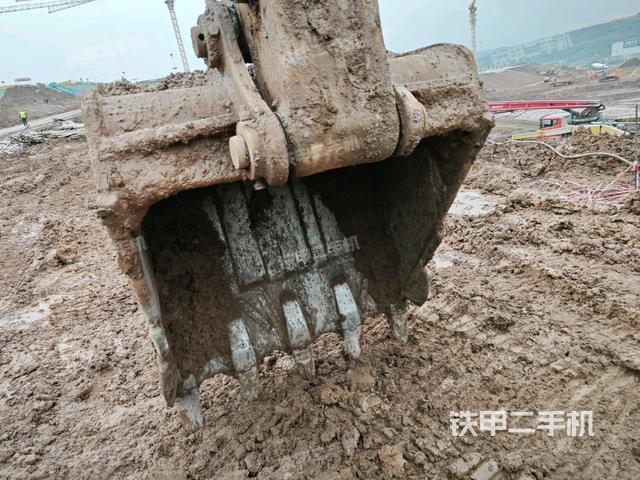 鏟斗右后整體(工作和回轉(zhuǎn)裝置) 鏟斗右后整體(工作和回轉(zhuǎn)裝置)