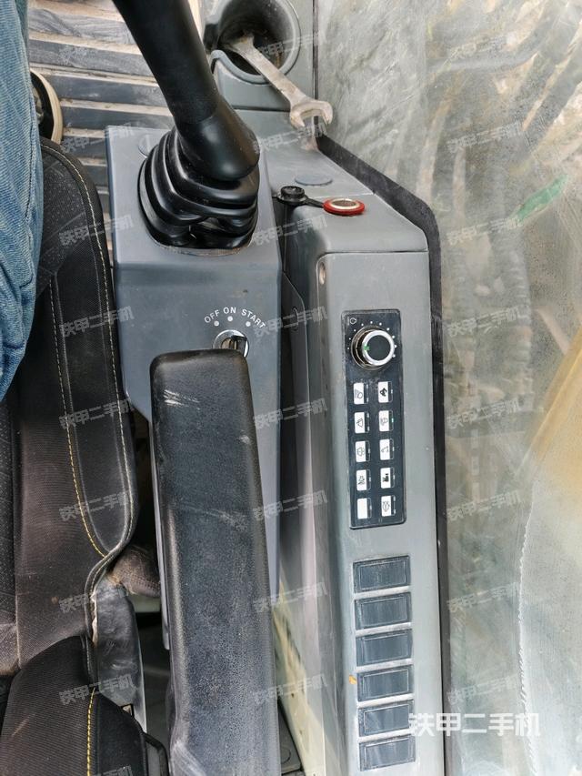 座椅右側(cè)控制臺/鑰匙門/油門/含右手柄（駕駛室部分）