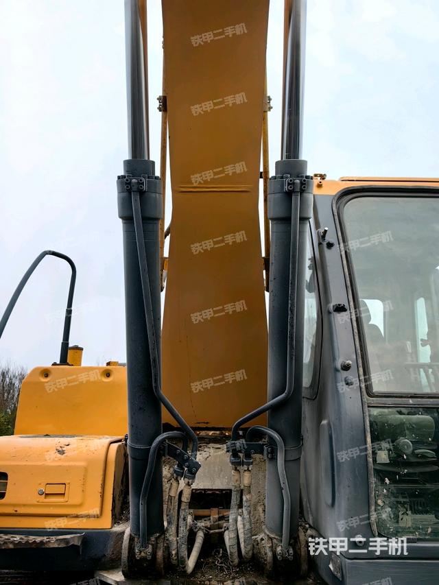 大臂油缸整體?豎拍（工作和回轉(zhuǎn)裝置）