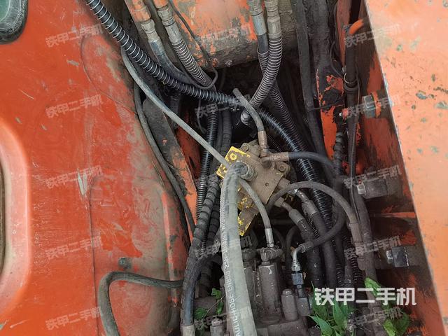 回轉(zhuǎn)馬達(dá)和主控閥（整機(jī)外觀）