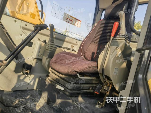 駕駛室整體(整機(jī)外觀) 駕駛室整體(整機(jī)外觀)