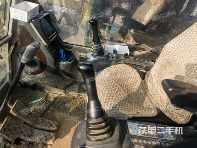 駕駛室整體（整機外觀）