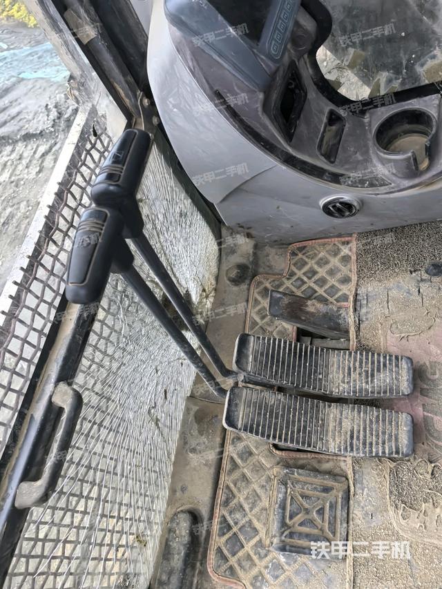 行走控制手柄和踏板?俯拍（駕駛室部分）