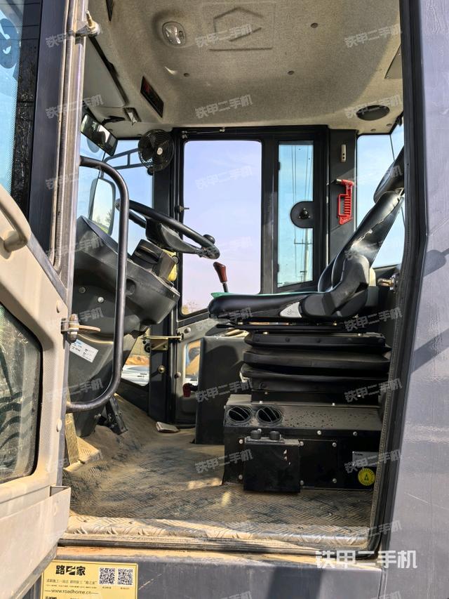 駕駛室操作臺（設(shè)備外觀及核心部件）