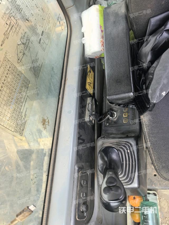 座椅右側(cè)控制臺(tái)/鑰匙門/油門/含右手柄（駕駛室部分）