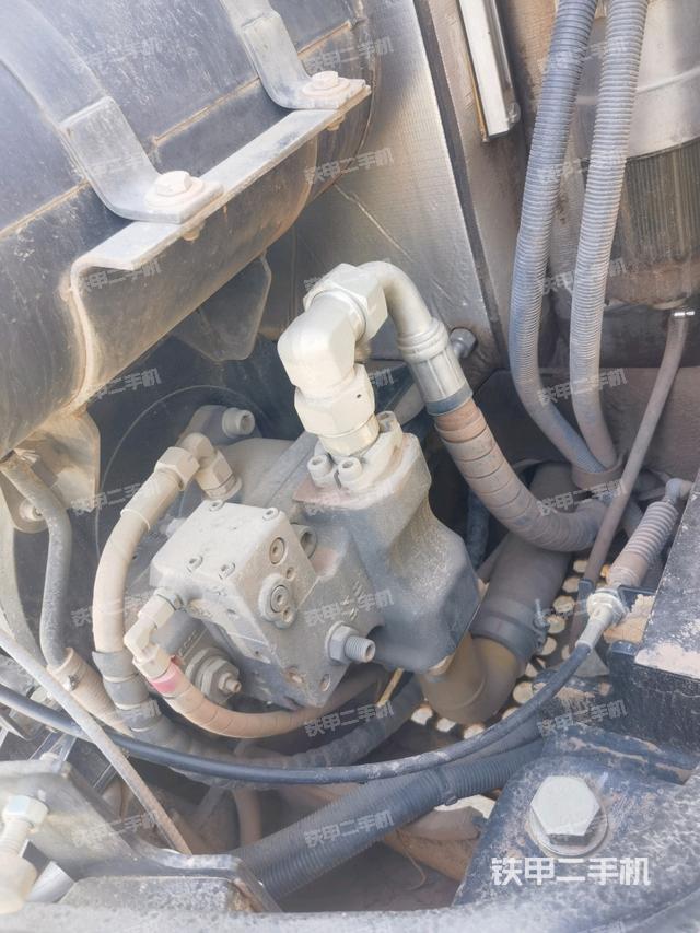 液壓泵艙室正面整體（整機外觀）