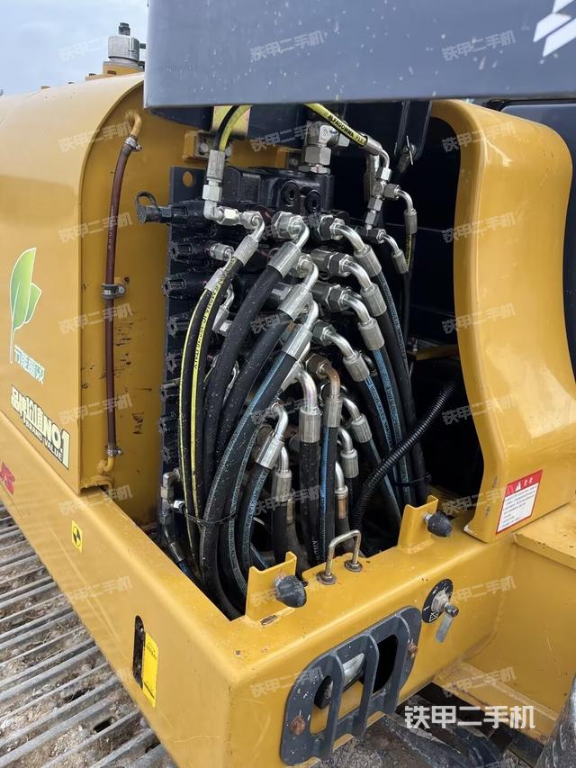 回轉(zhuǎn)馬達(dá)和主控閥（整機(jī)外觀）