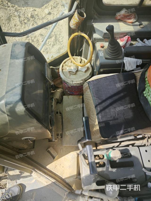 駕駛室操作臺（設(shè)備外觀及核心部件）