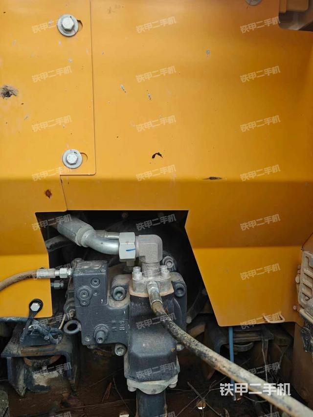 液壓泵艙室正面整體（整機(jī)外觀）